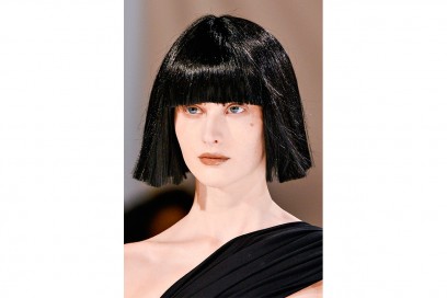 THE NEW FRINGE: la frangia copre completamente la fronte con una lunghezza pari (Yohji Yamamoto)