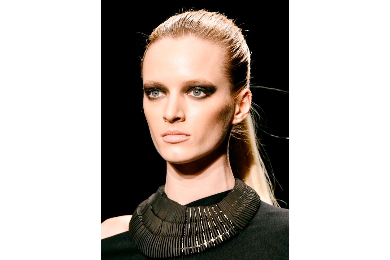 Un look deciso che punta tutto sullo sguardo allungato (Donna Karan)