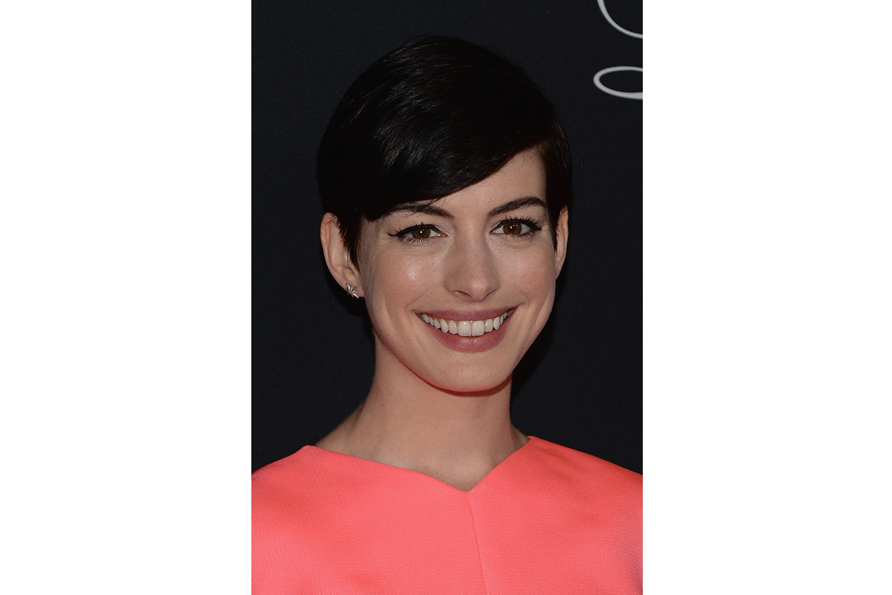 BON TON DA RED CARPET: corti sì, ma con discrezione. Come fa Anne Hathaway