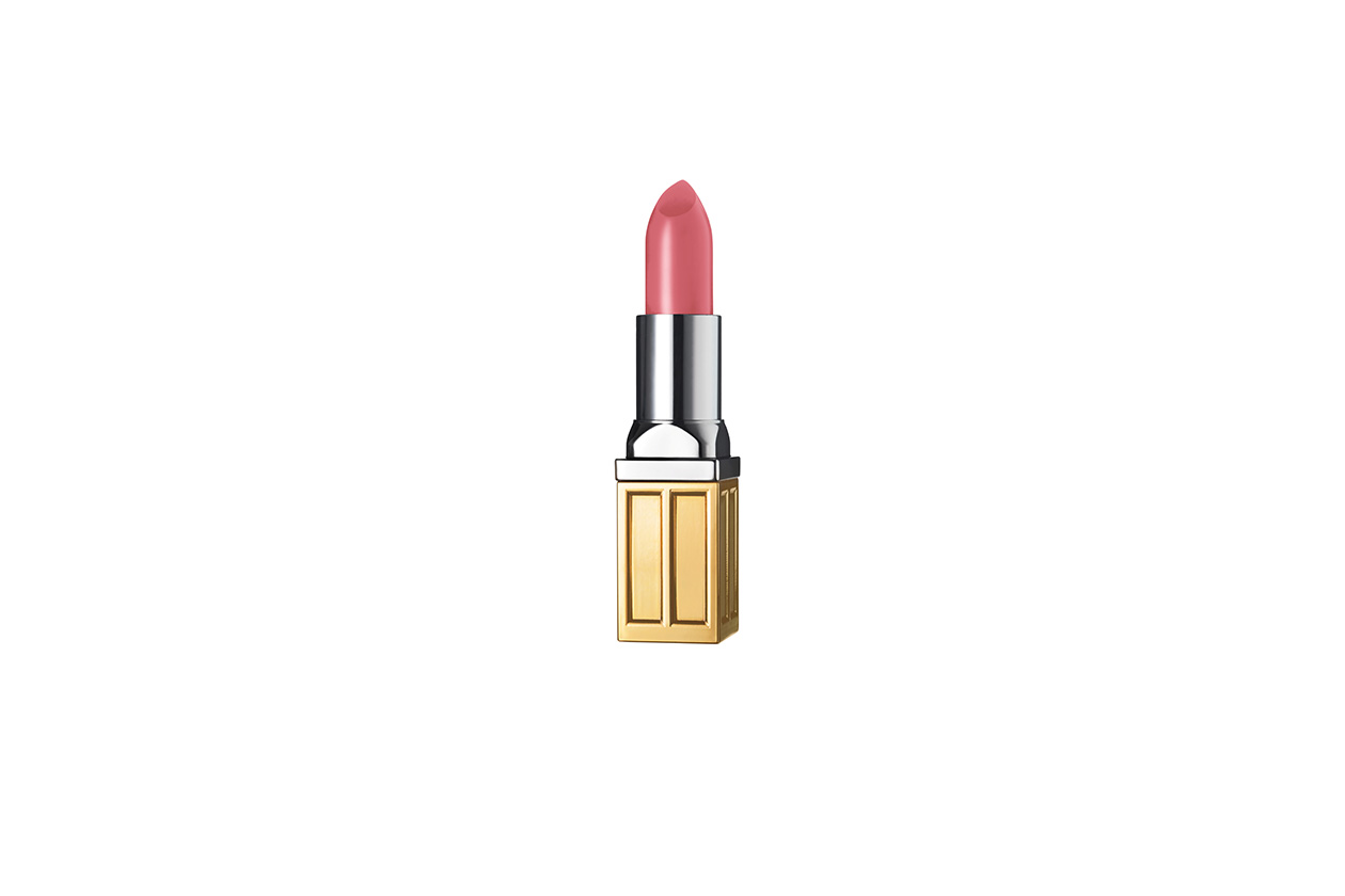 Le labbra si colorando di un rosa intenso come il Beautiful Color Moisturizing Lipstick in Pretty Pink di Estée Lauder