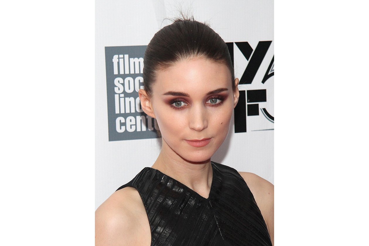 MIGLIORE SMOKEY EYES MARRONE: Rooney Mara