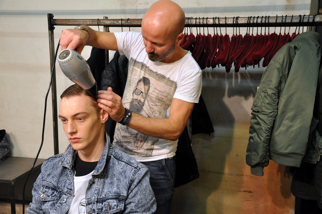 Cesare Rago per L’Oréal Professionel al lavoro nel backstage di Antonio Marras