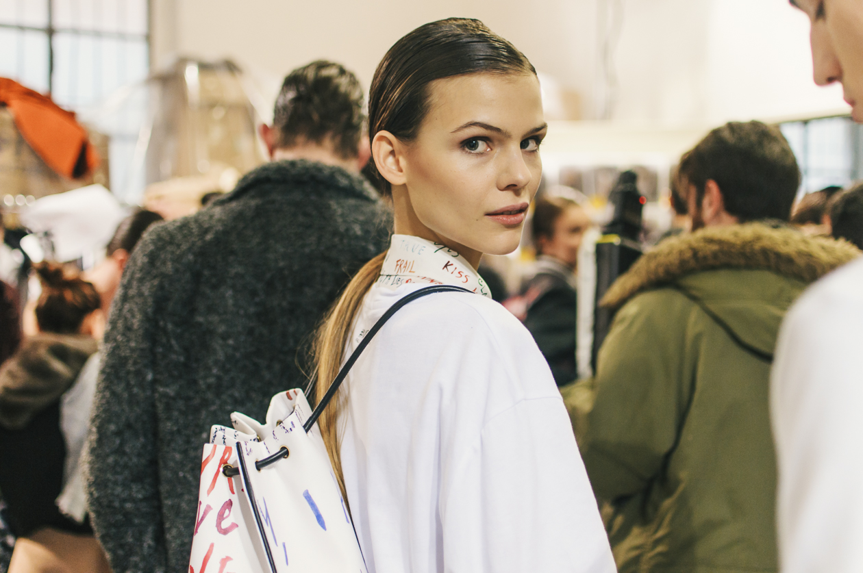 Charlotte Foubert nel backstage prima della sfilata