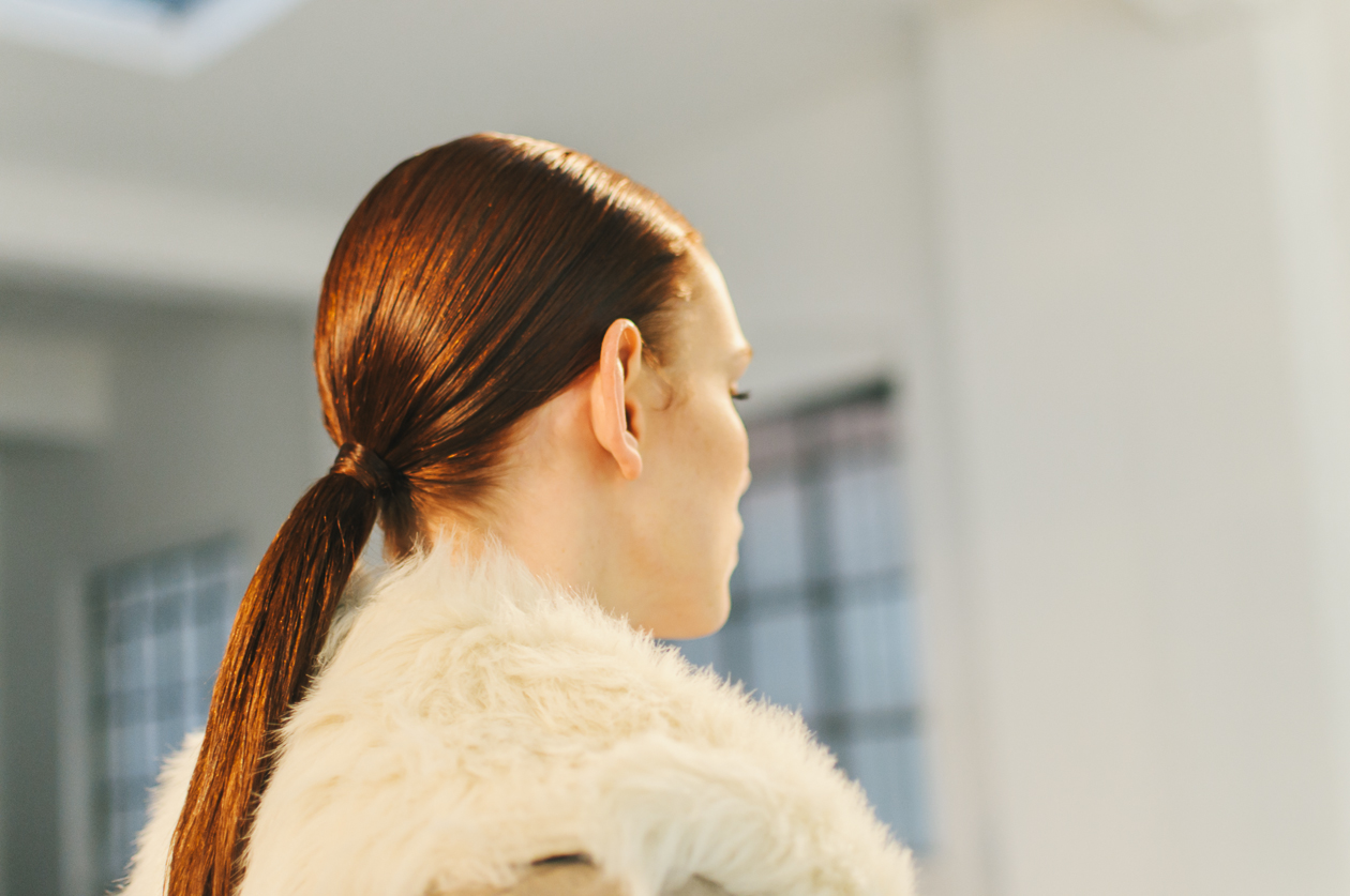 Hair style femminile: effetto natural chic lavorato soltanto con le mani raccolto in una elegante coda di cavallo