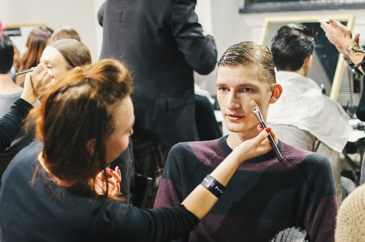 Il make up artist corregge le imperfezioni con il concealer