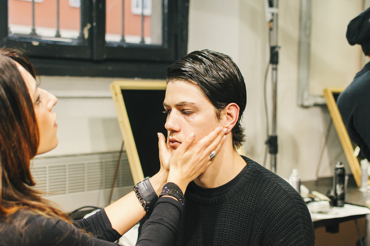 Il modello Simone Nobili al trucco