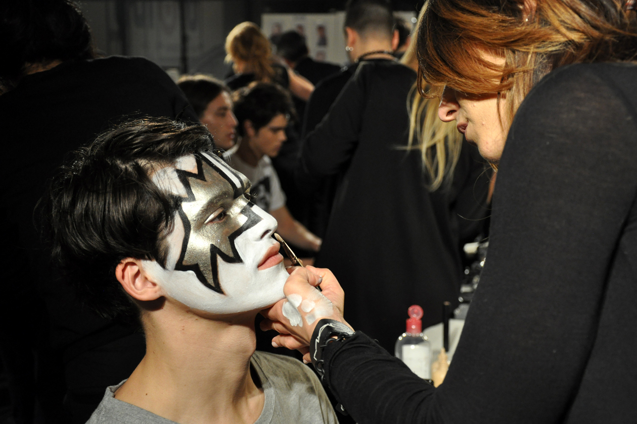 Il trucco più originale di tutti nel backstage di John Varvatos