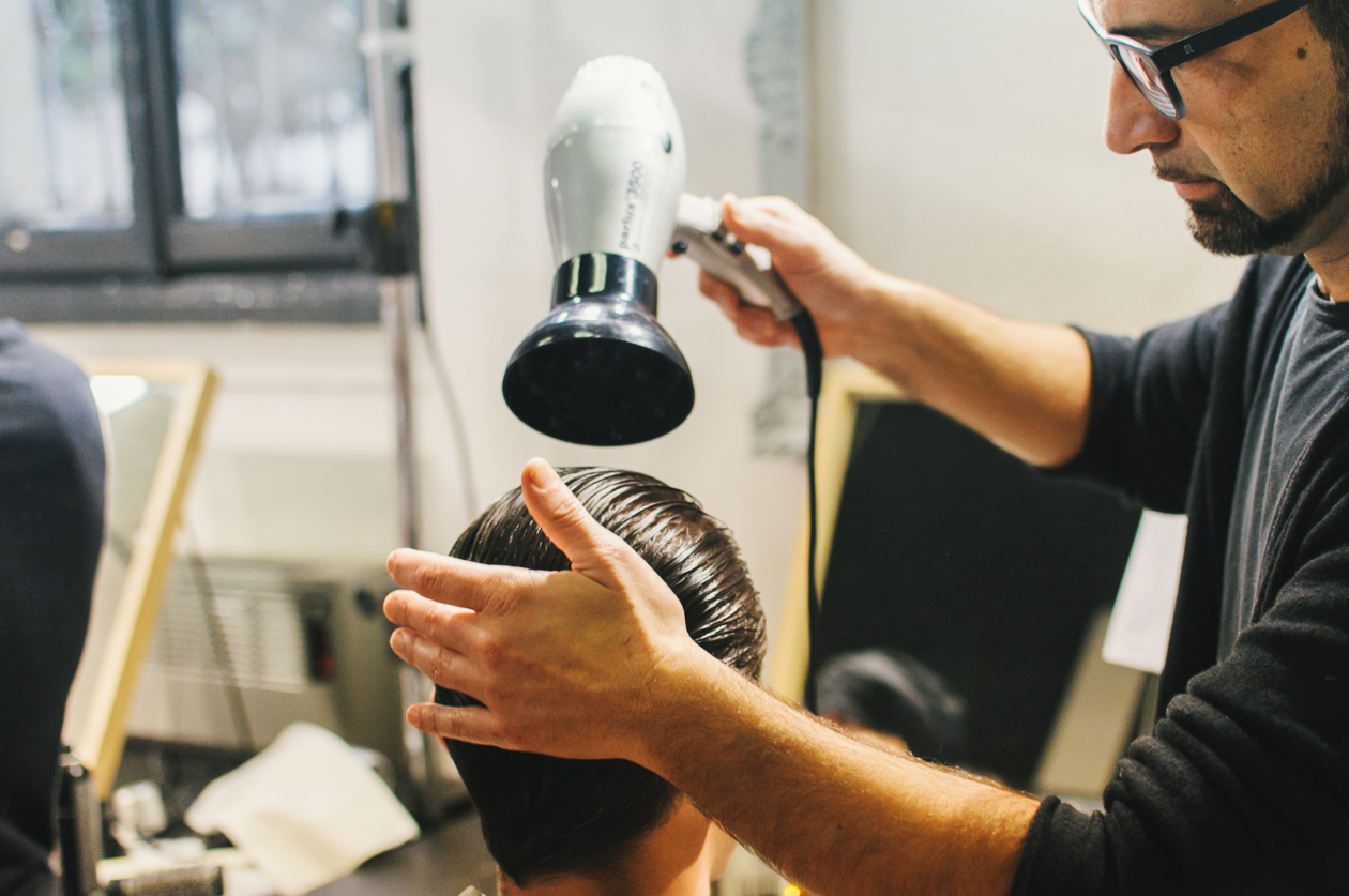 L’hair stylist Gianluca Gallotti al lavoro