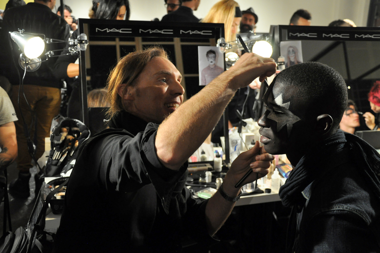 Michele Magnani, senior make up artist di Mac Cosmetics, trucca Fernando Cabral