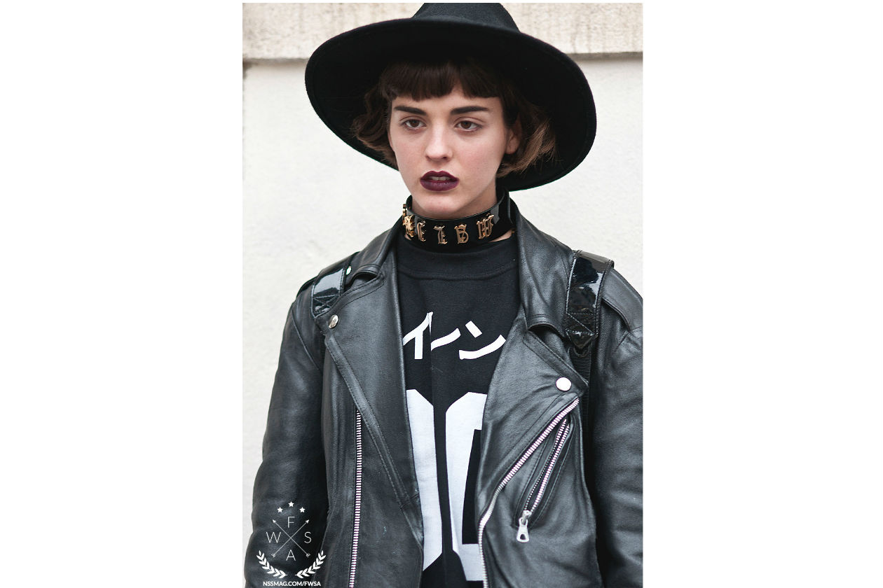 Dark lips per Sita Abelan perfettamente in tema con l’outfit