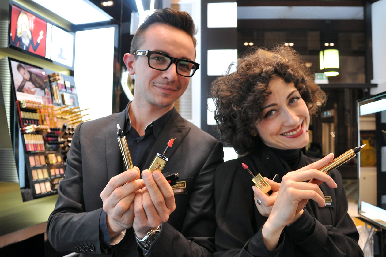 I make up artist di YSL vi aspettano presso il podio YSL nel Beauty Store Sephora, in Corso Vittorio Emanuele, a Milano