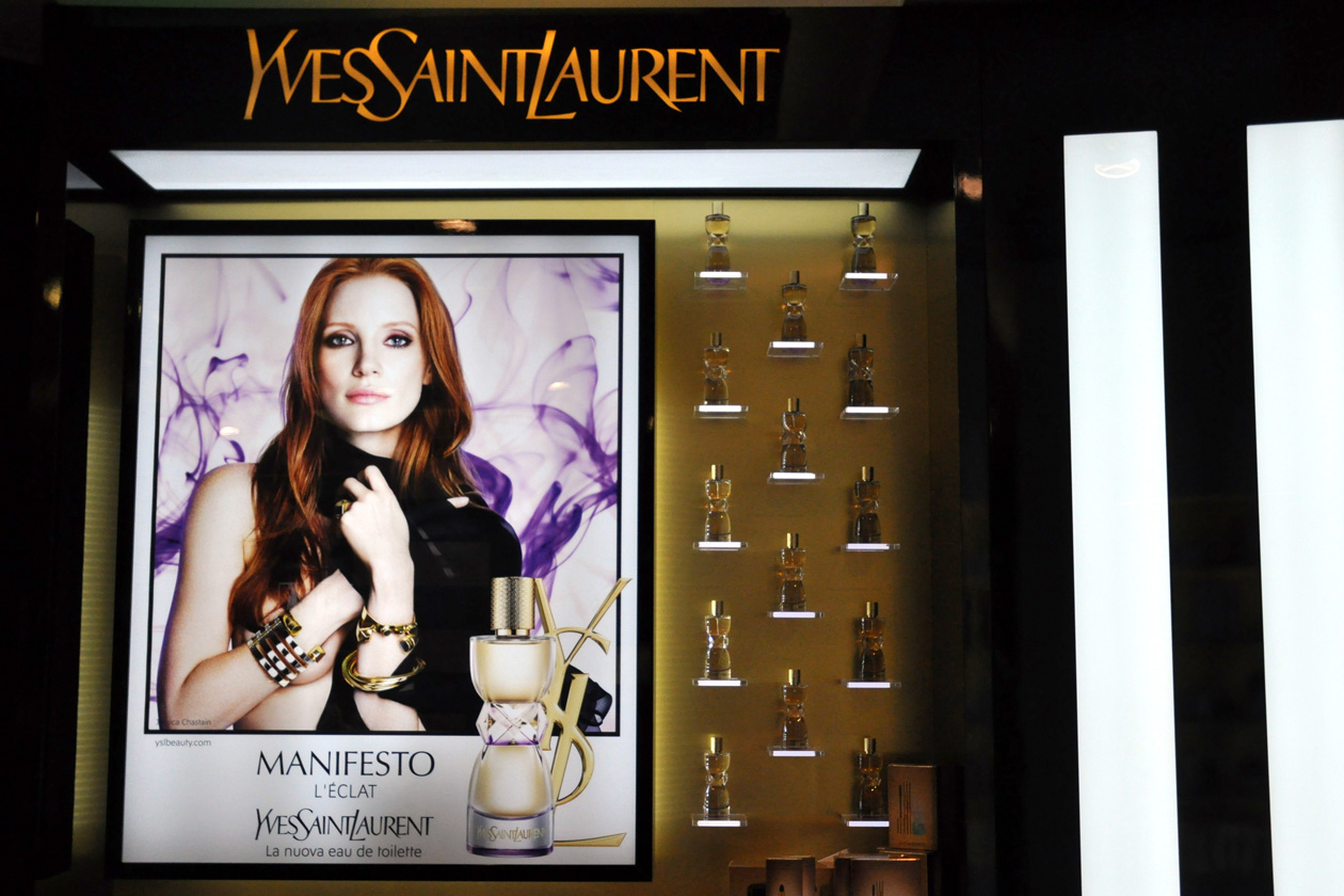 Il corner dedicato alle nuove fragranze di Yves Saint Laurent