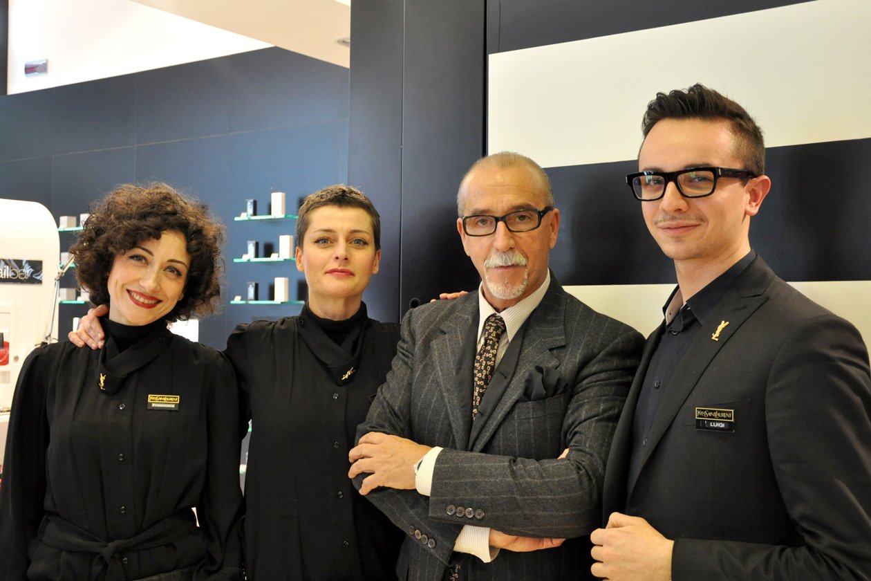 Il team di Yves Saint Laurent: al centro Valter Gazzano, national make up artist