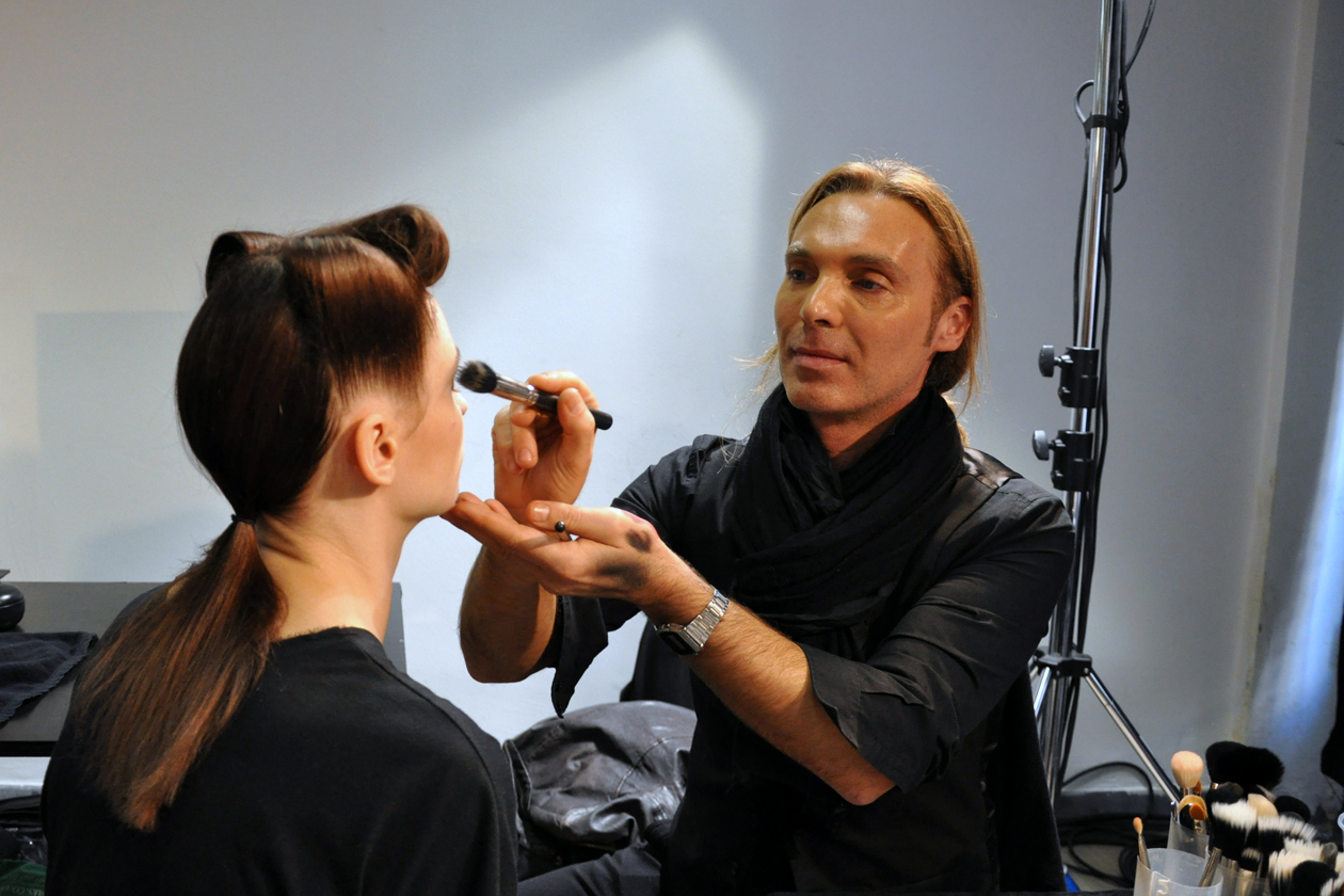 Michele Magnani, senior make up artist MAC, alle prese con il trucco nel backstage