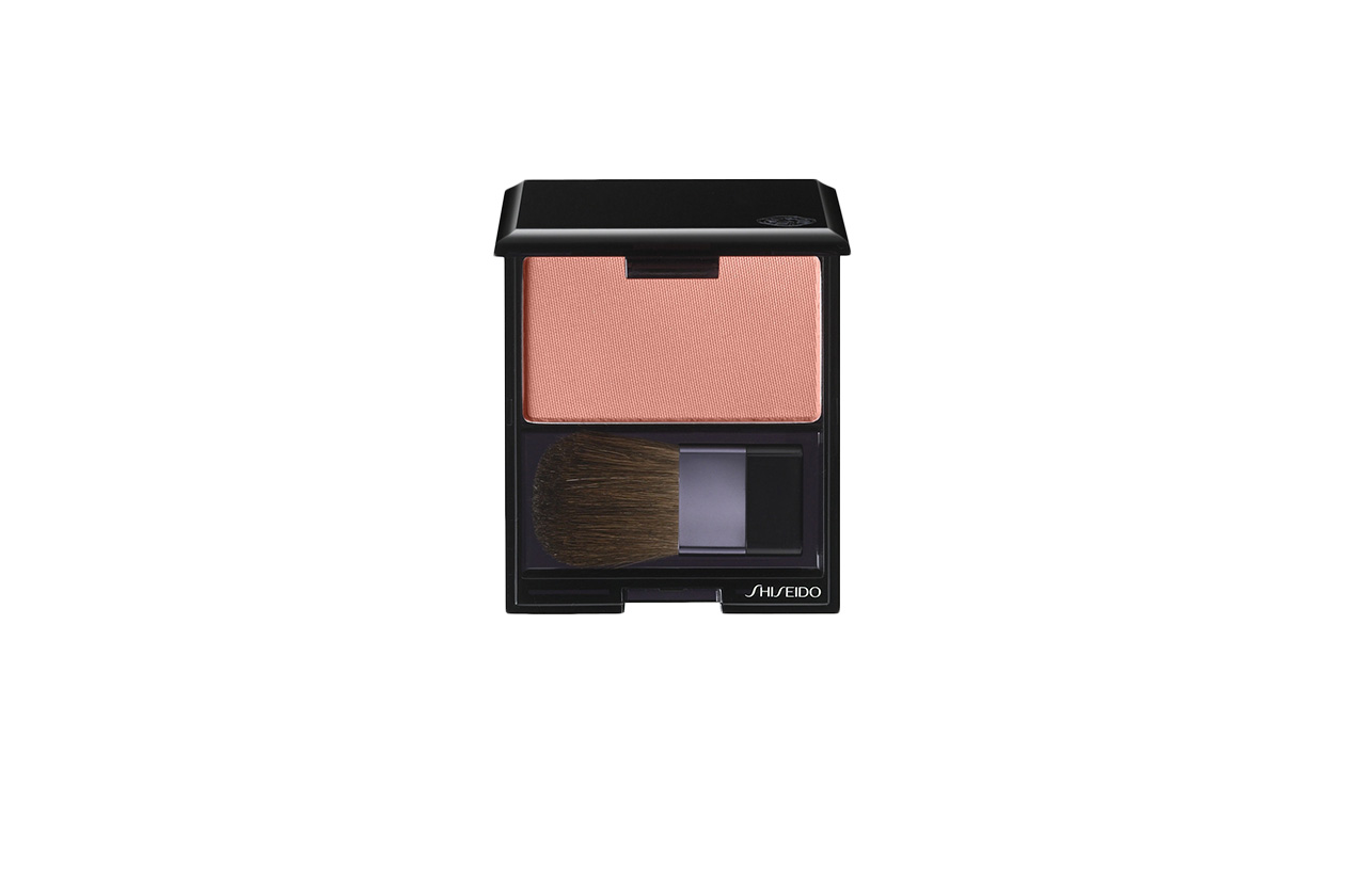 Beauty dree hemingway Shiseido Fard Luminizing Satin Face Color petal