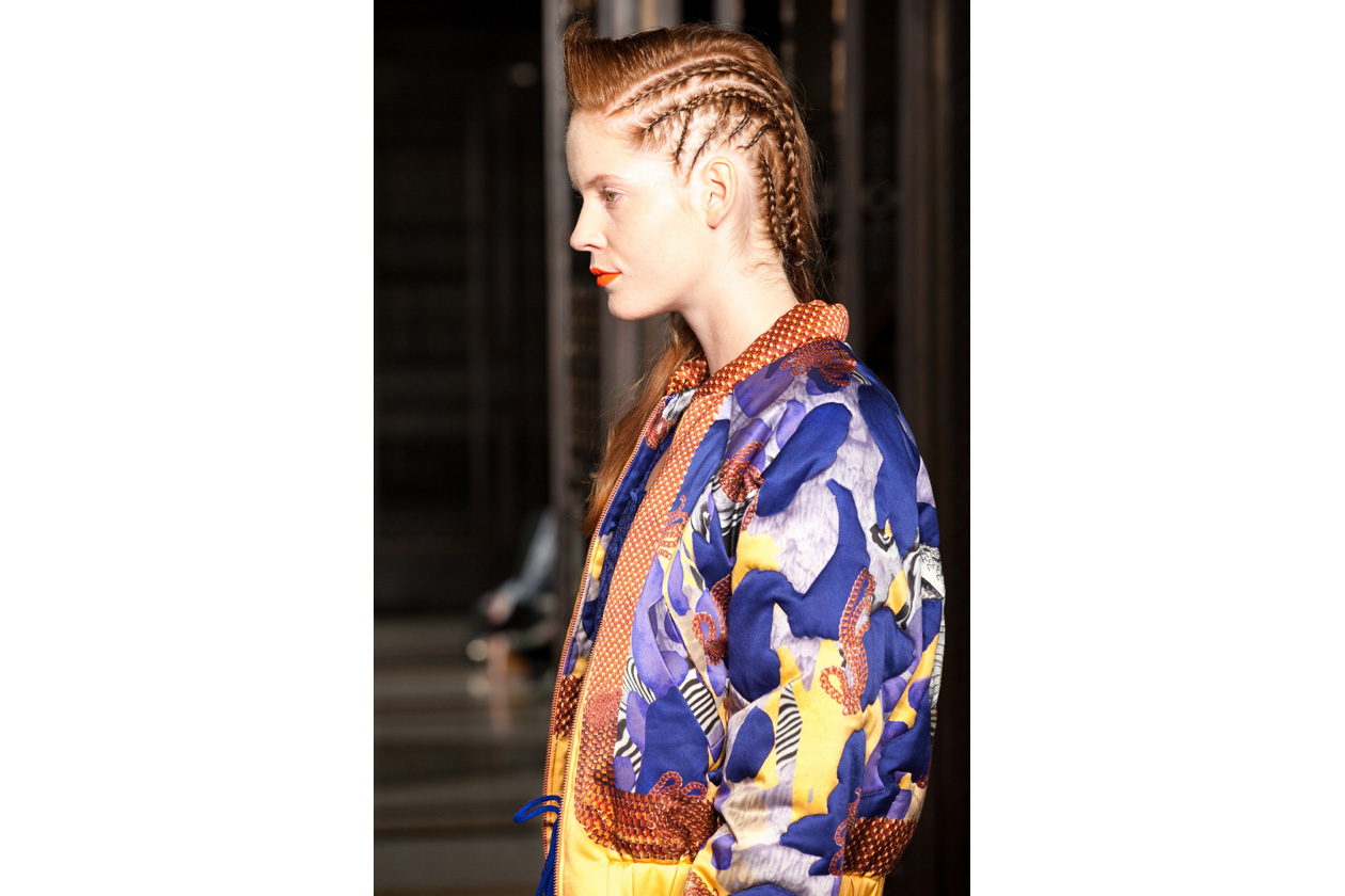 Capelli spostati da un lato per dare spazio alle trecce che partono dalle orecchie, dando la sensazione di un undercut (Tabernacle Twins)