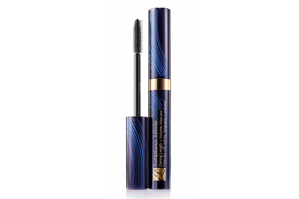 Ciglia audaci con il con Sumptuous Infinite Daring Length + Volume Mascara di Estée Lauder nella tonalità Black dal colore ricco