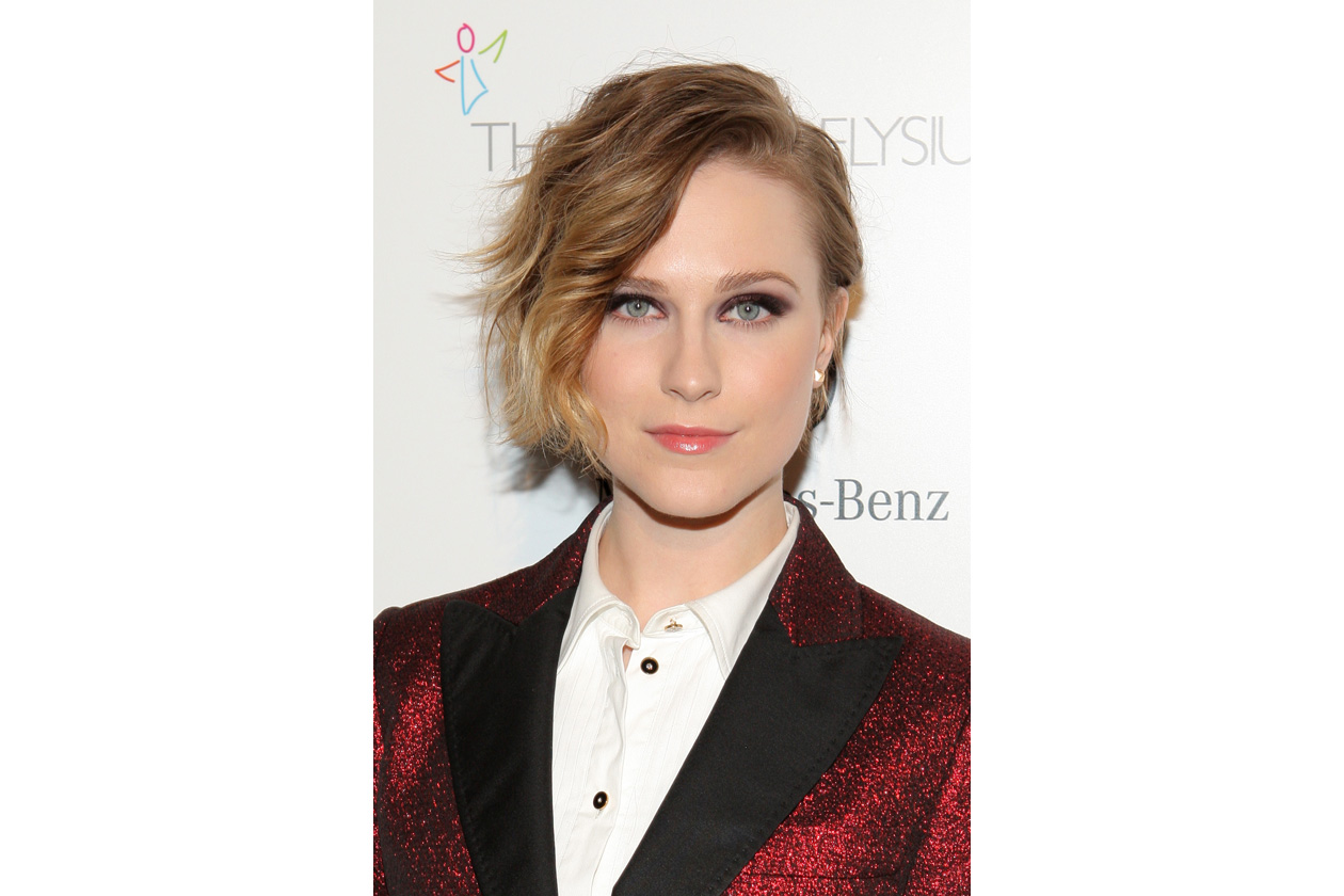 Evan Rachel Wood sceglie nuance più chiare che nascondono riflessi ramati