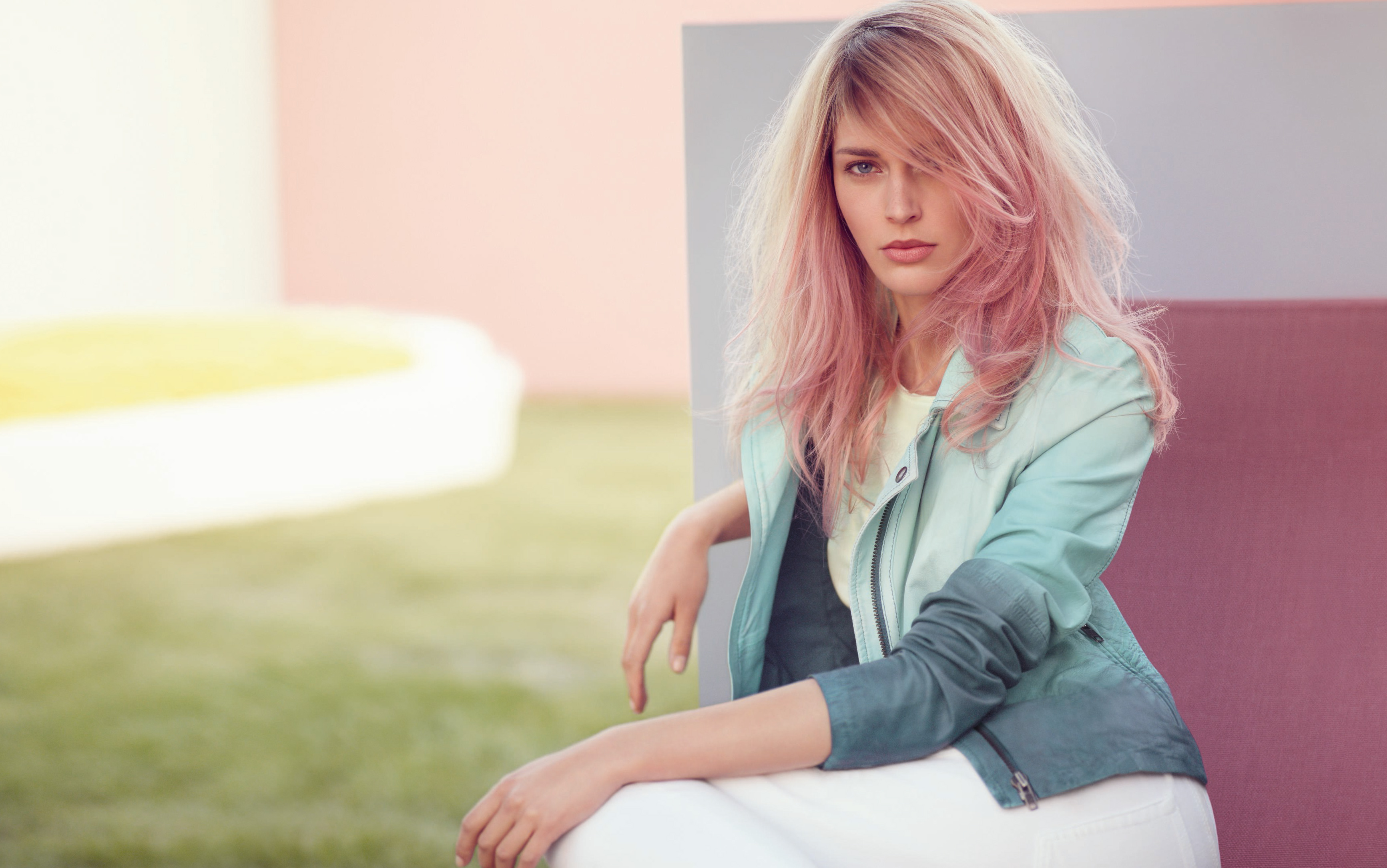 I colori acromatici e smorzati e gli stili assumono forme naturali e libere