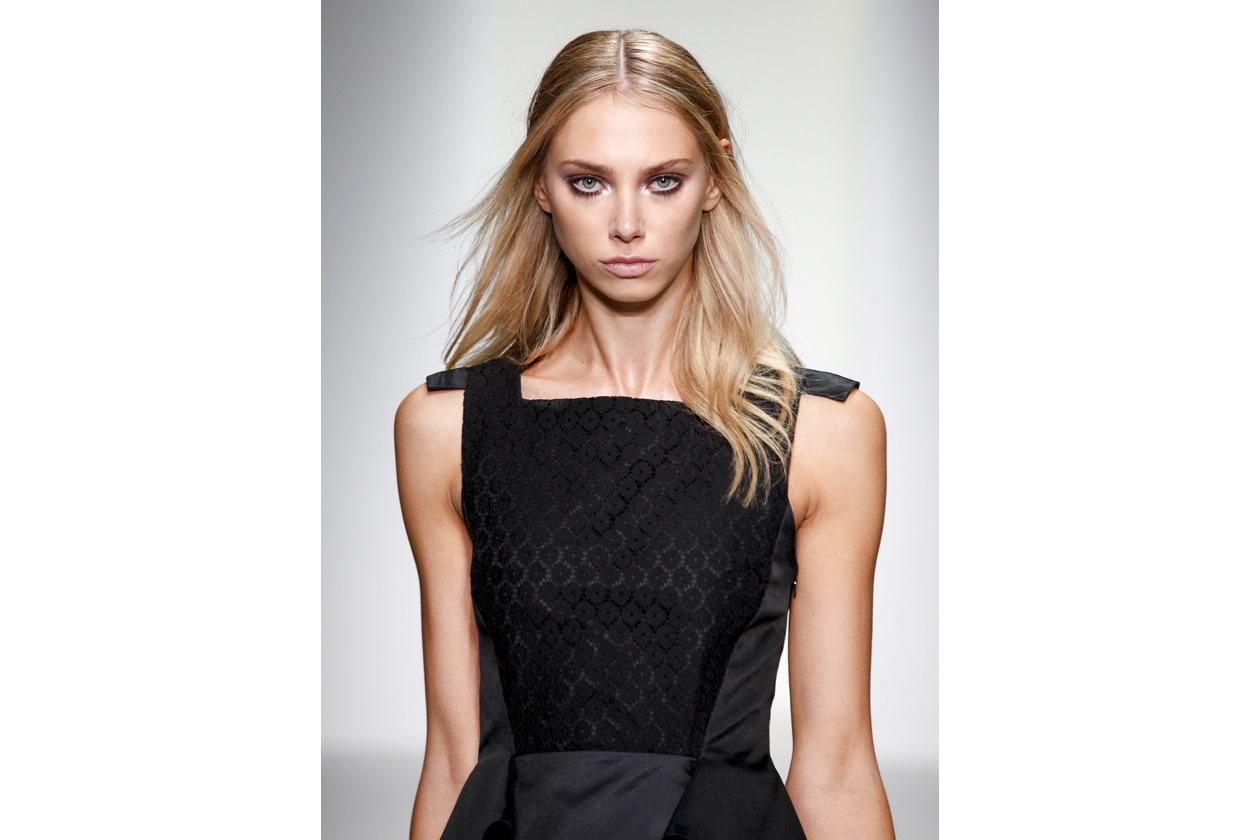 Il look di Toni&Guy per Jean-Pierre Braganza si basa su una tessitura e una riga centrale imperfetta con capelli aderenti sui lati