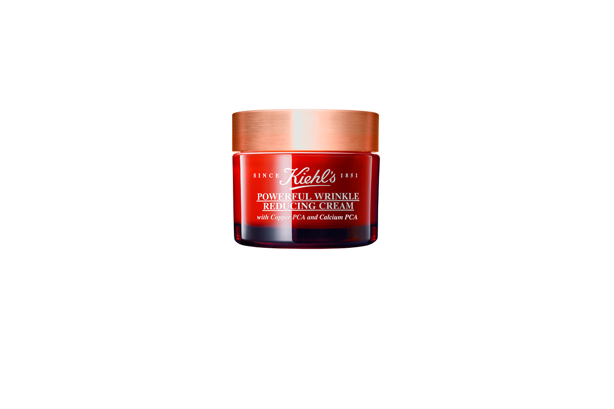 La Powerful Wrinkle Reducing Cream di Khiel’s è arricchita con Rame PCA e Calcio PCA per rafforzare l’elasticità della pelle