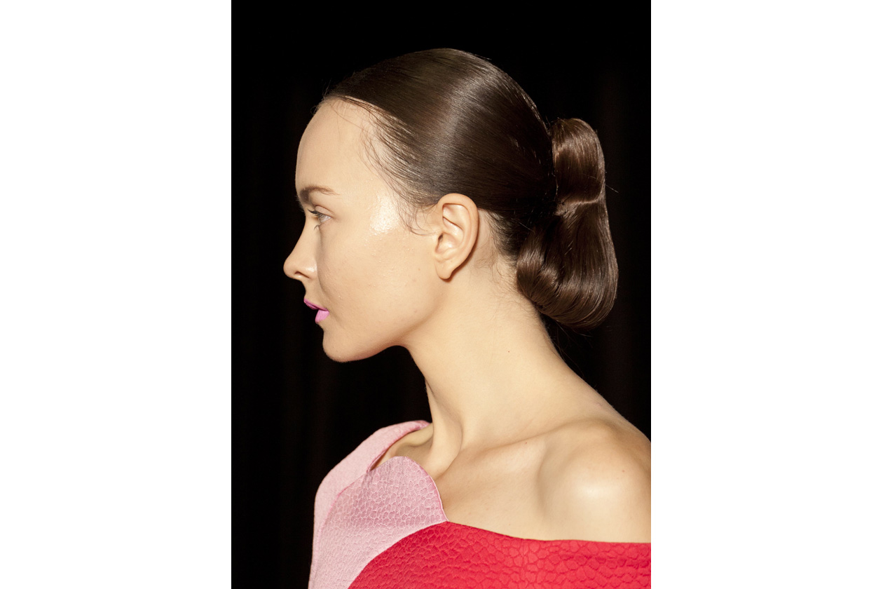 Per Tata Naka è stata creata una riga centrale perfetta con degli chignon posizionati sul retro