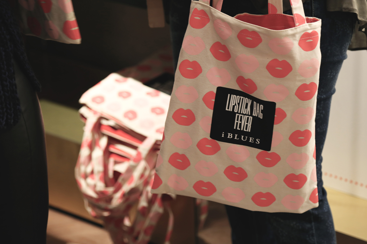 Grazia e iBLUES festeggiano la LIPSTICK bag by TL-180