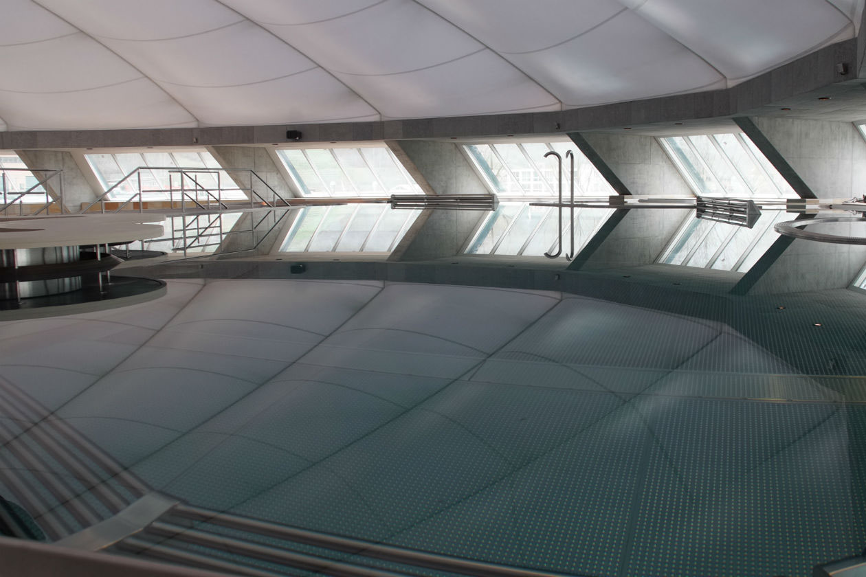 Dalla piscina della Splash&SPA si può godere di un bellissimo panorama sull’intera struttura