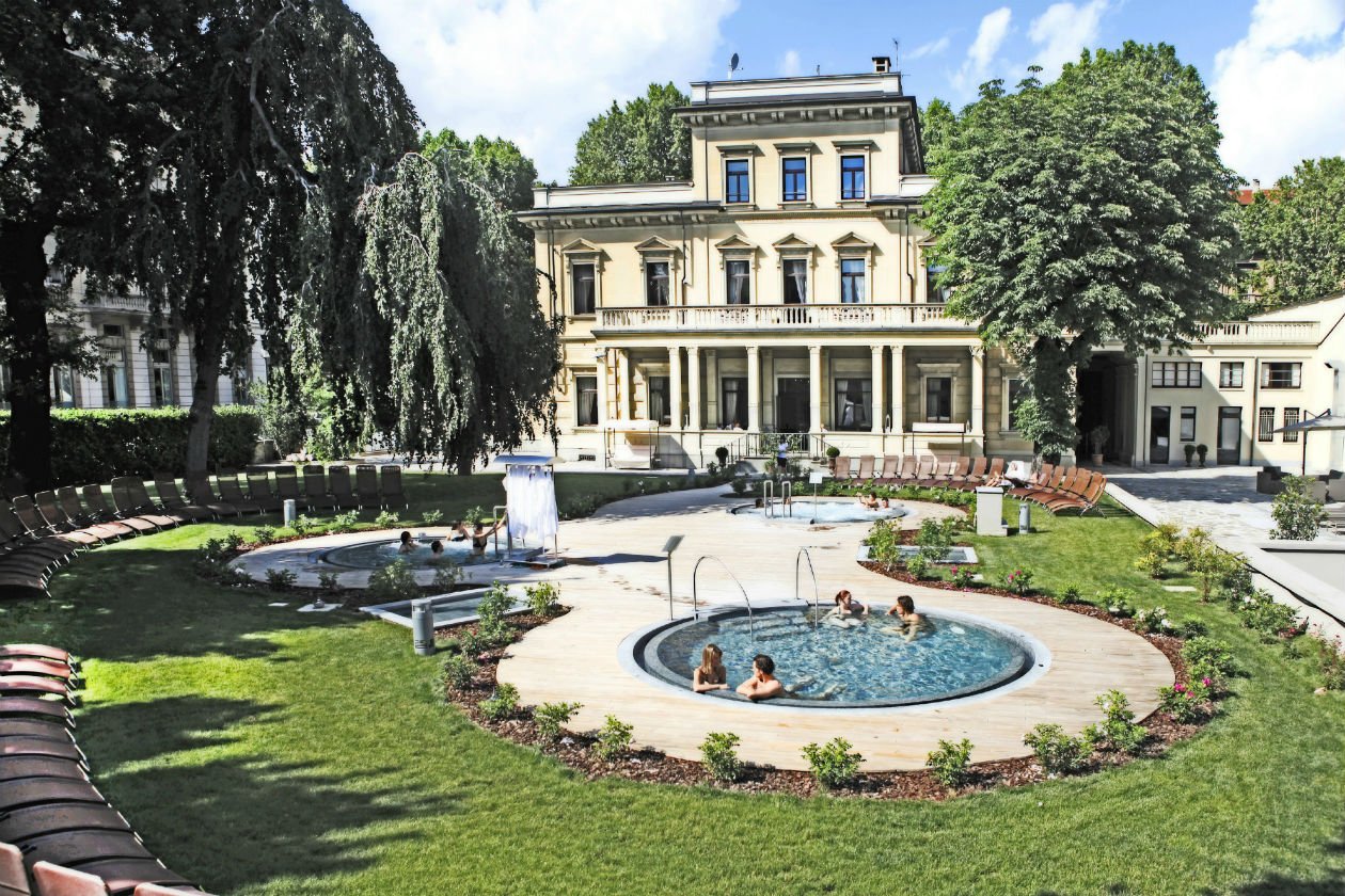 La piscina esterna della spa QC Termetorino di Torino durante una giornata di sole