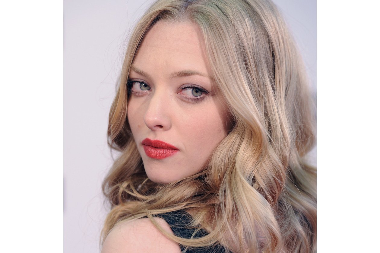 Labbra rosso corallo e leggero fondotinta per Amanda Seyfried (2010)