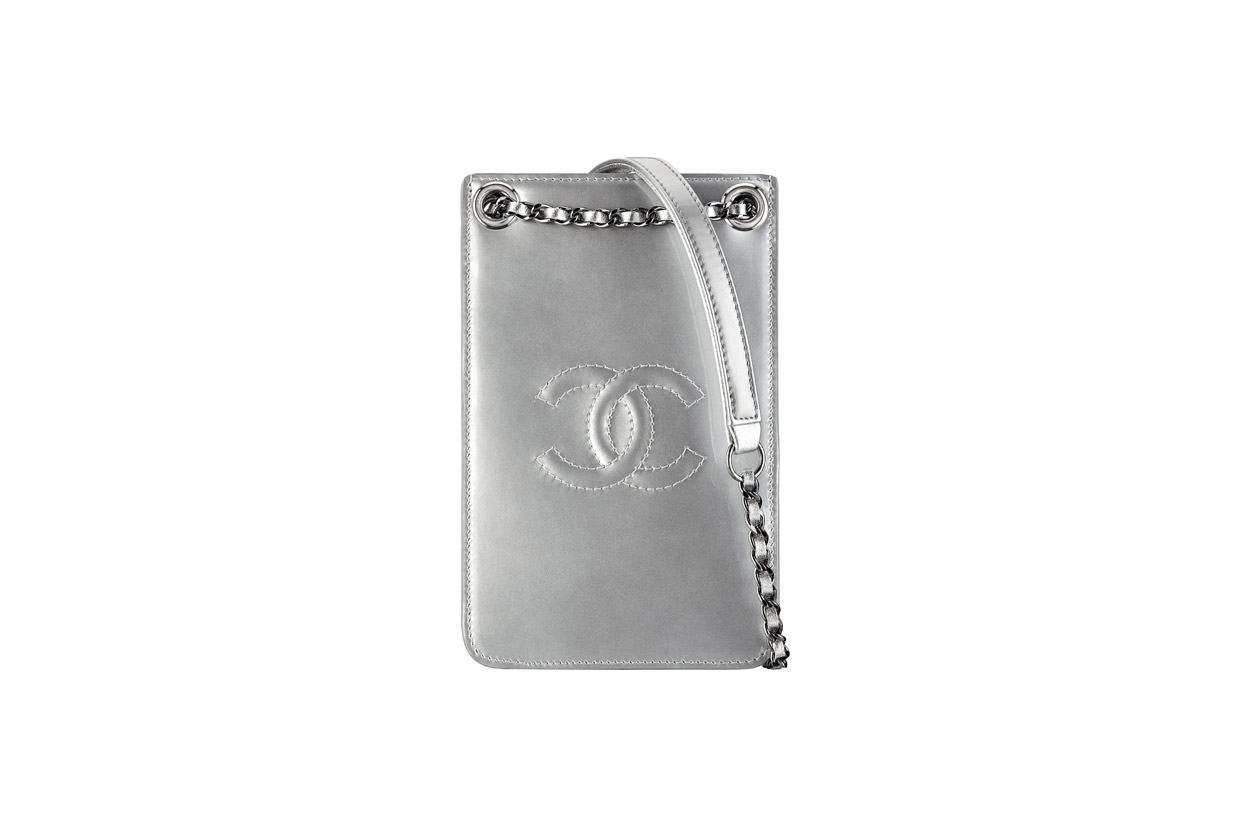 A92304 Silver patent leather phone holder Porte téléphone argenté en cuir verni