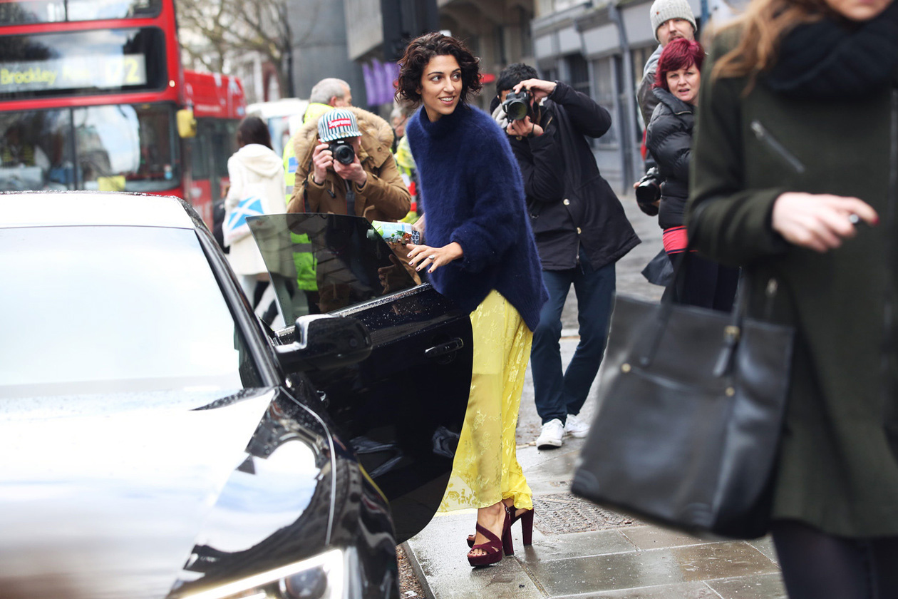 london street style yasmin sewell gonna giallo sandali hg temp2 l full l