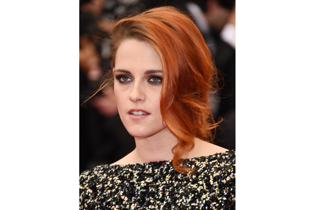 Accenti dark per Kristen Stewart: il trucco che enfatizza lo sguardo è il suo pezzo forte