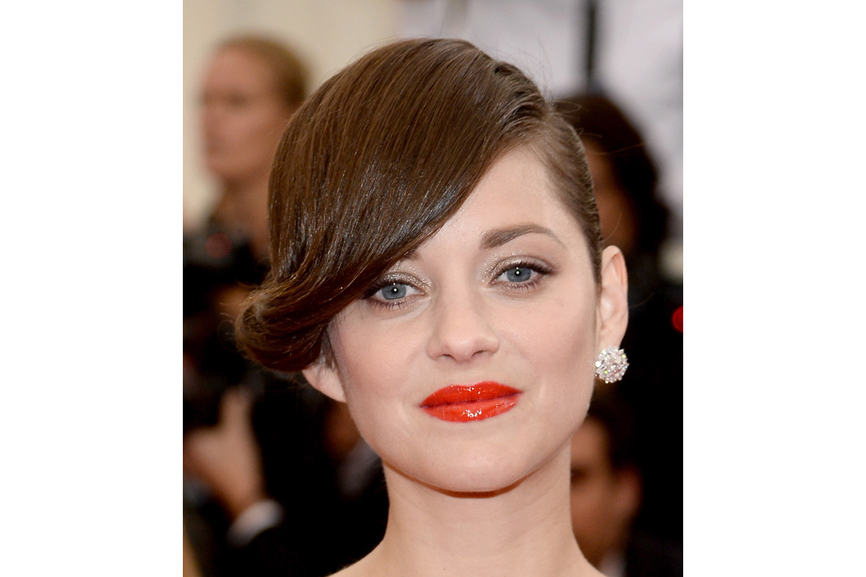 Bellissimo l’effetto vinilico del lipstick di Marion Cotillard