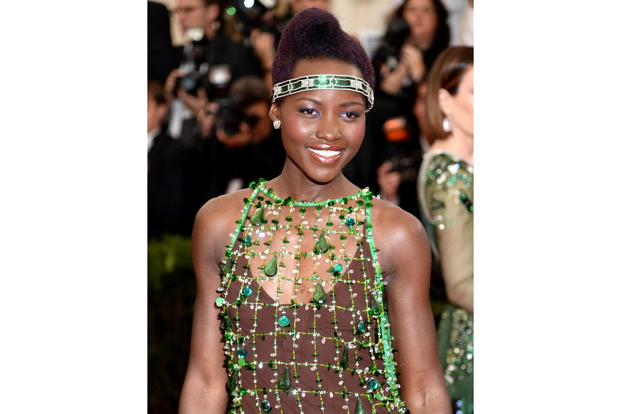 … E QUALCHE DUBBIO: make up colorato e pelle effetto glow per Lupita Nyong’o. Ma il resto del look ci lascia un po’ perplessi…