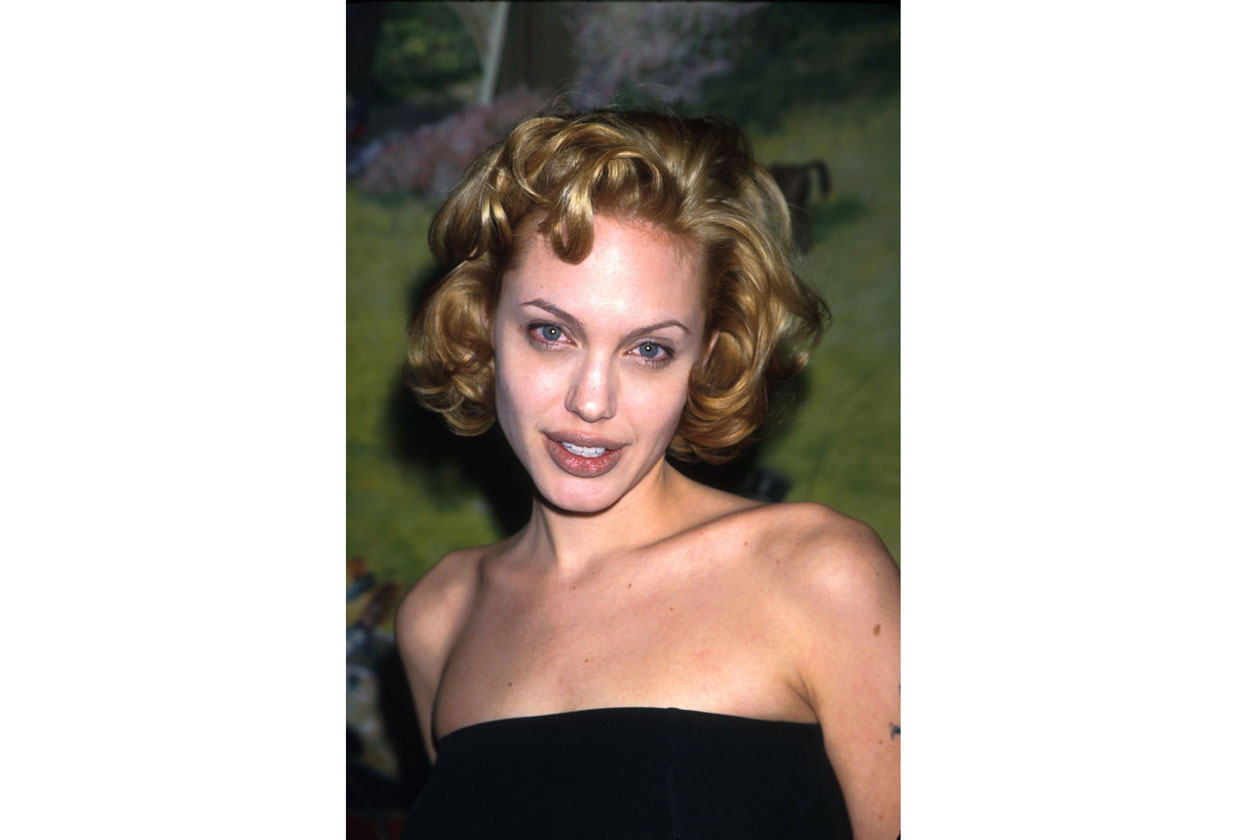 È il 1999 e Angelina Jolie sfoggia boccoli biondi