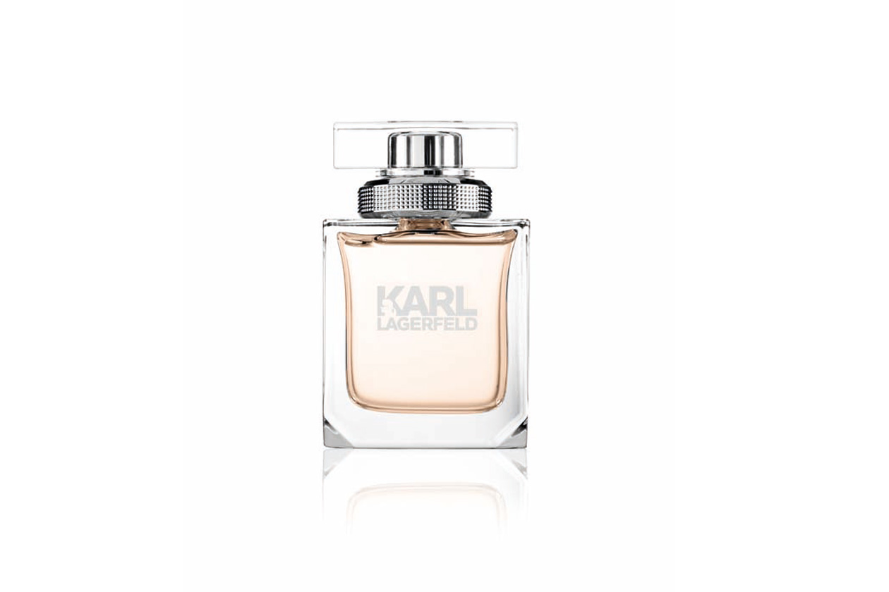 Eau de Parfum Karl Lagerfeld for Woman apre con un’irruzione di freschezza data dal limone per poi raggiungere un bouquet pieno di rose
