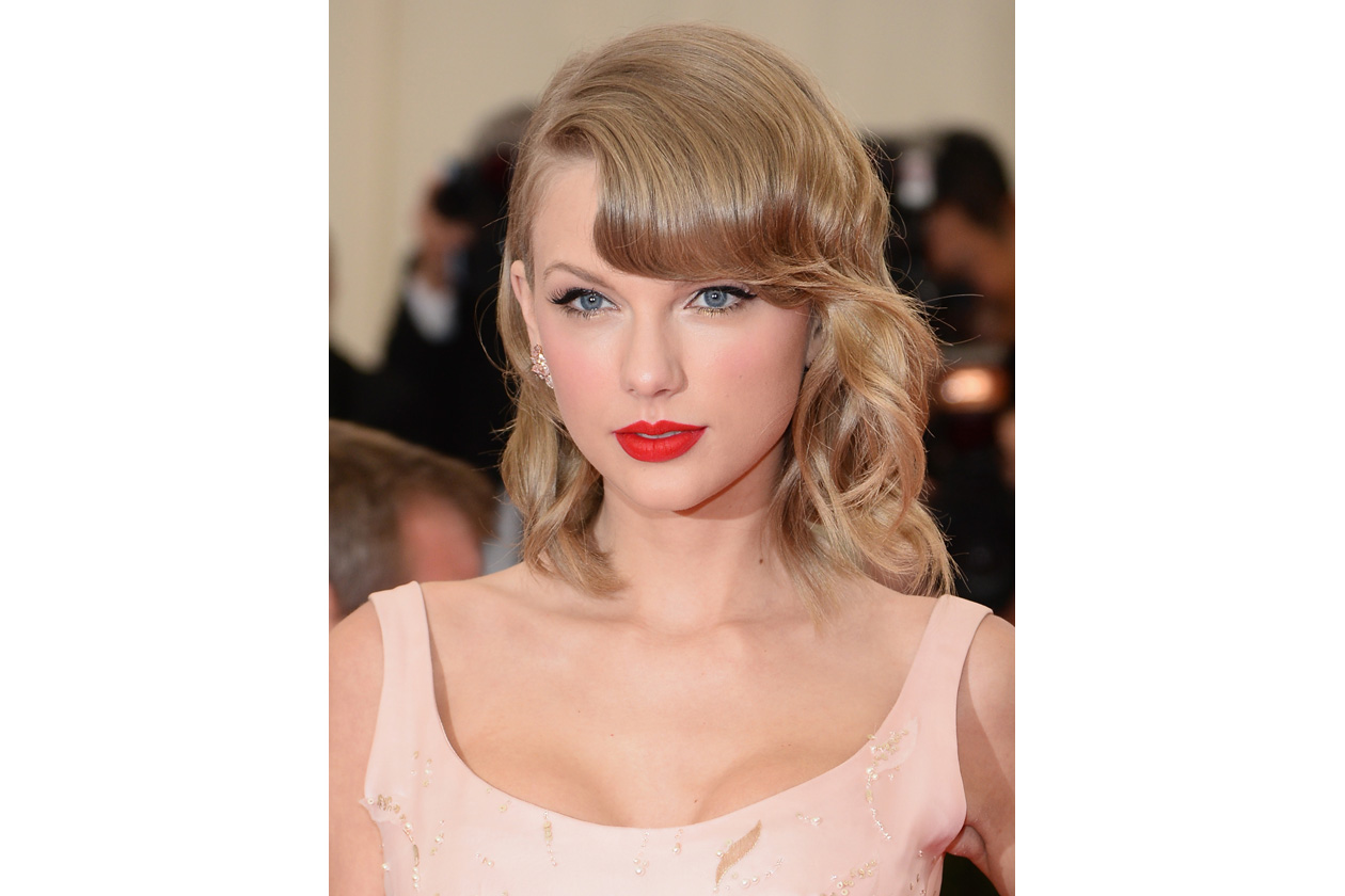 Immancabile rossetto rosso fuoco: vince Taylor Swift che è una vera red addicted