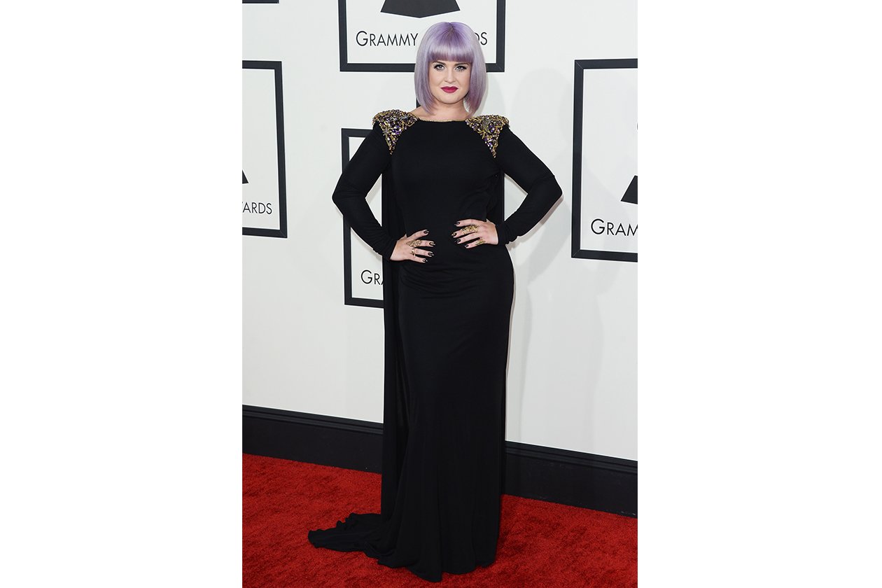 Kelly Osbourne: a noi piace molto l’hair look scelto per i Grammy Awards, a cavallo tra mood dark ed eleganza vintage