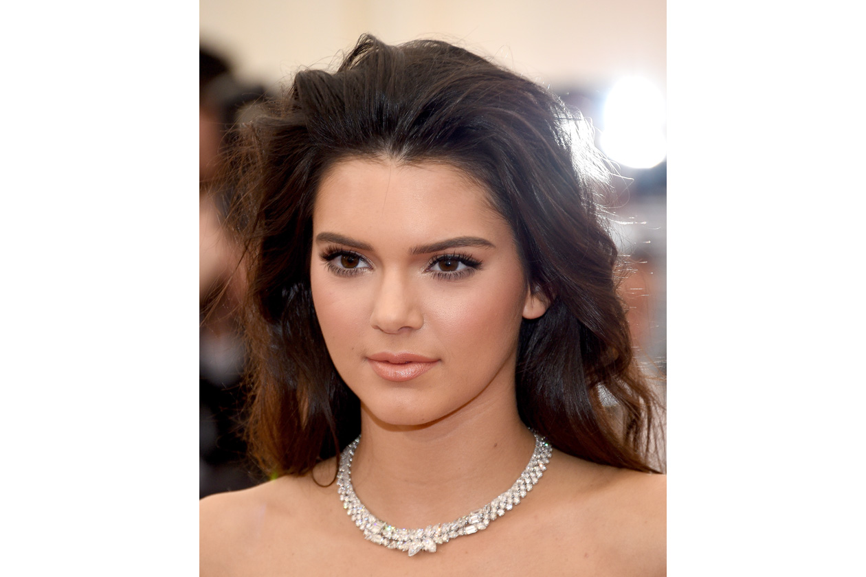 Kendall Jenner: pelle glow ed eyeliner nero