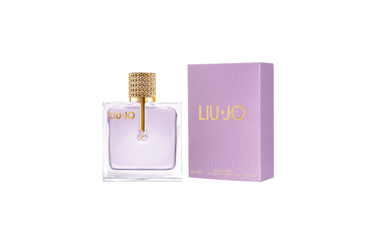 L’ Eau de Parfum Liu Jo sprigiona note vivaci di fiori pregiati, il guizzo del litchi e del lampone e una coda di patchouli, gelsomino e ylang-ylang