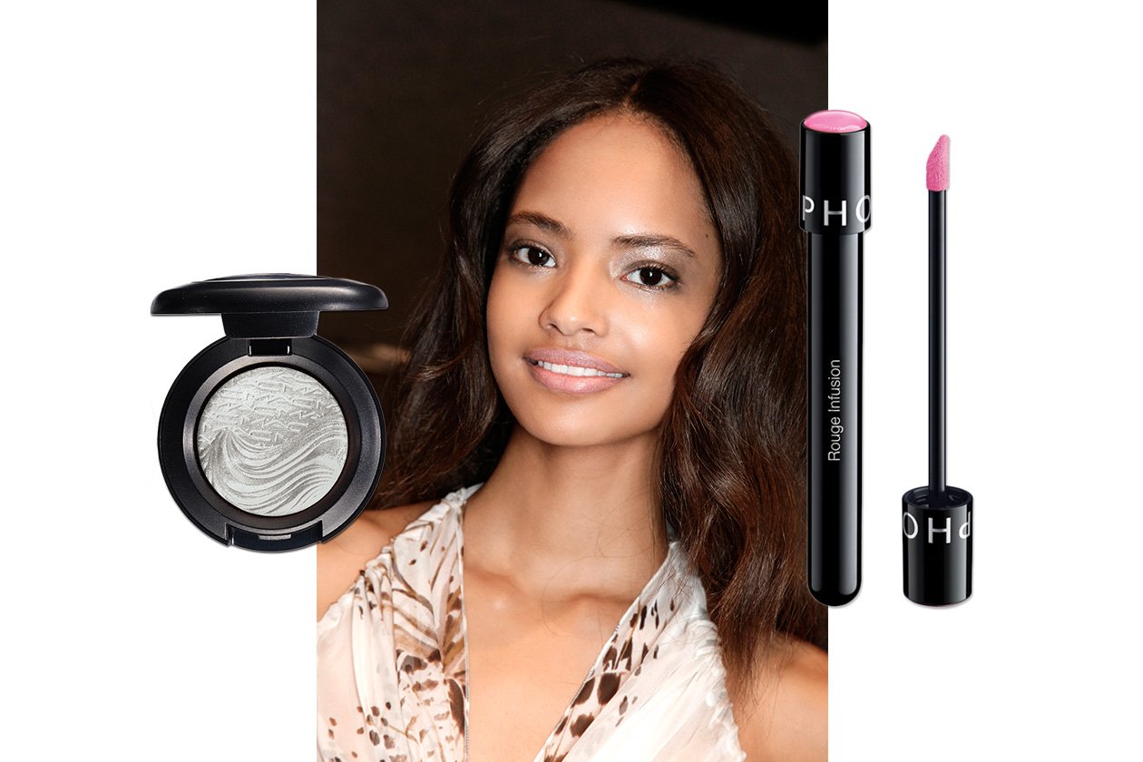 OMBRETTO GRIGIO SHIMMER E ROSSETTO ROSA: look dalla sfilata di Blumarine. Make up: MAC Cosmetics – Sephora