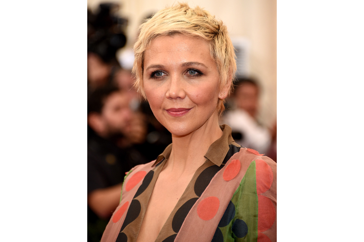 Qualche perplessità sul trucco occhi di Maggie Gyllenhaal: lo sguardo è spento