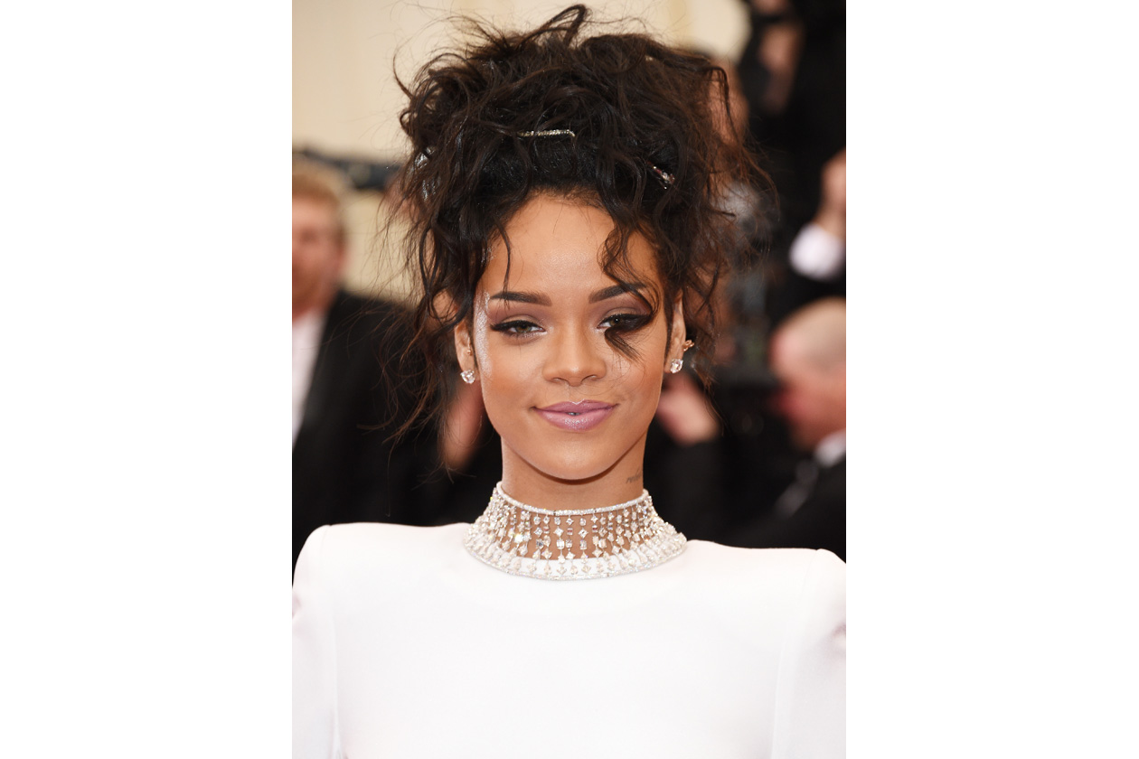 Rihanna: beauty look a tutto rosa