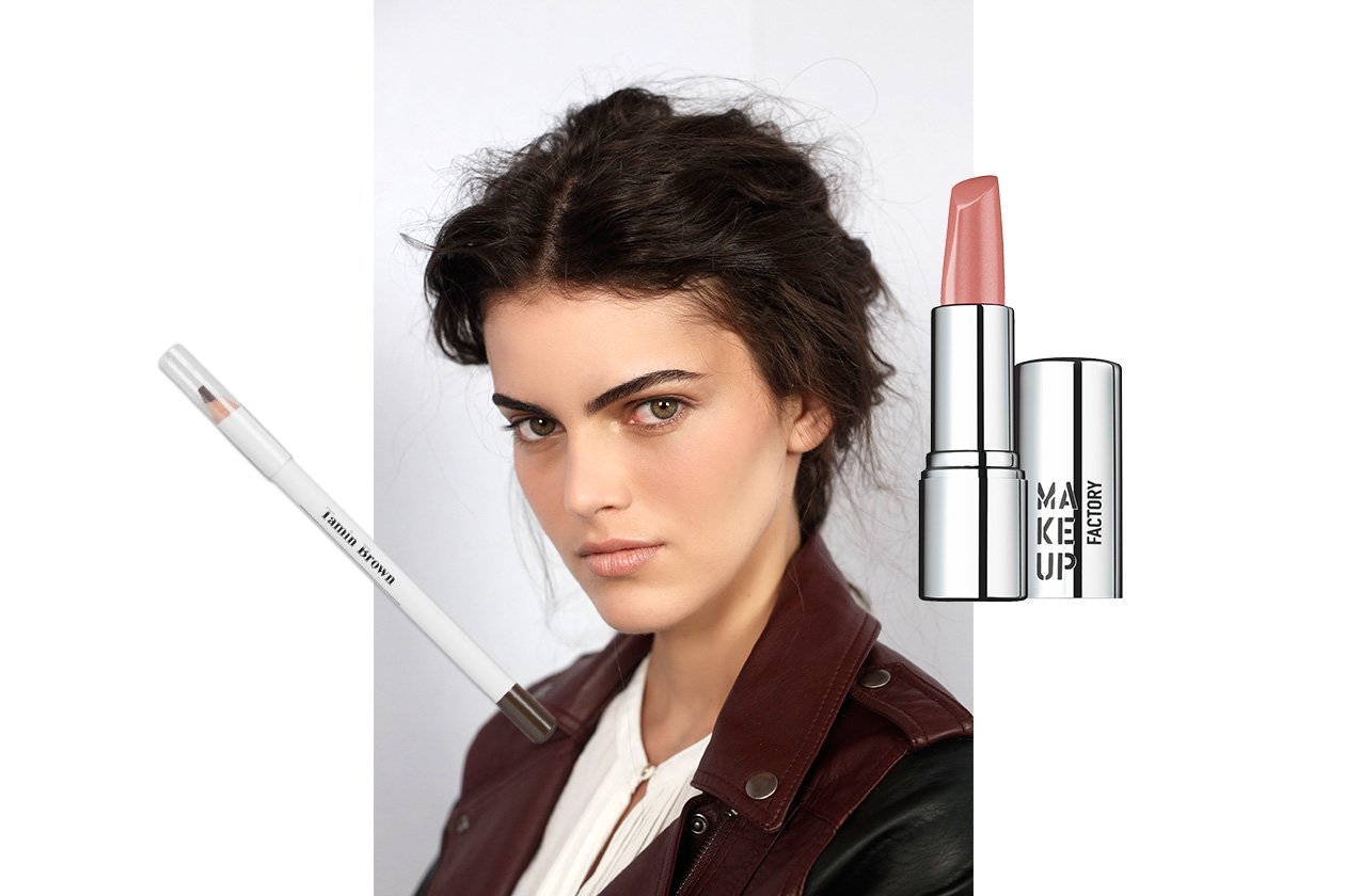 SOPRACCIGLIA E LABBRA NUDE: dalla sfilata di Alberta Ferretti. Make up: Other Stories – Make Up Factory