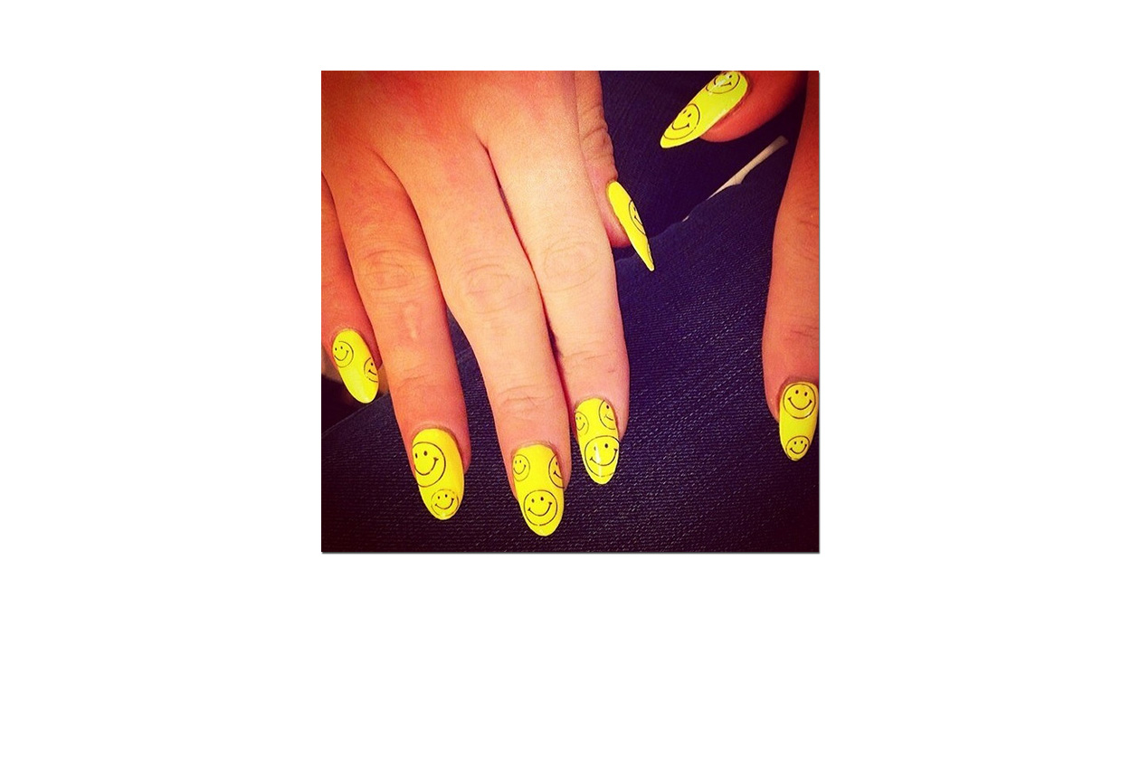 Scrive Lily: «@pharell would be proud of by @nailsbymh #neon #happy»