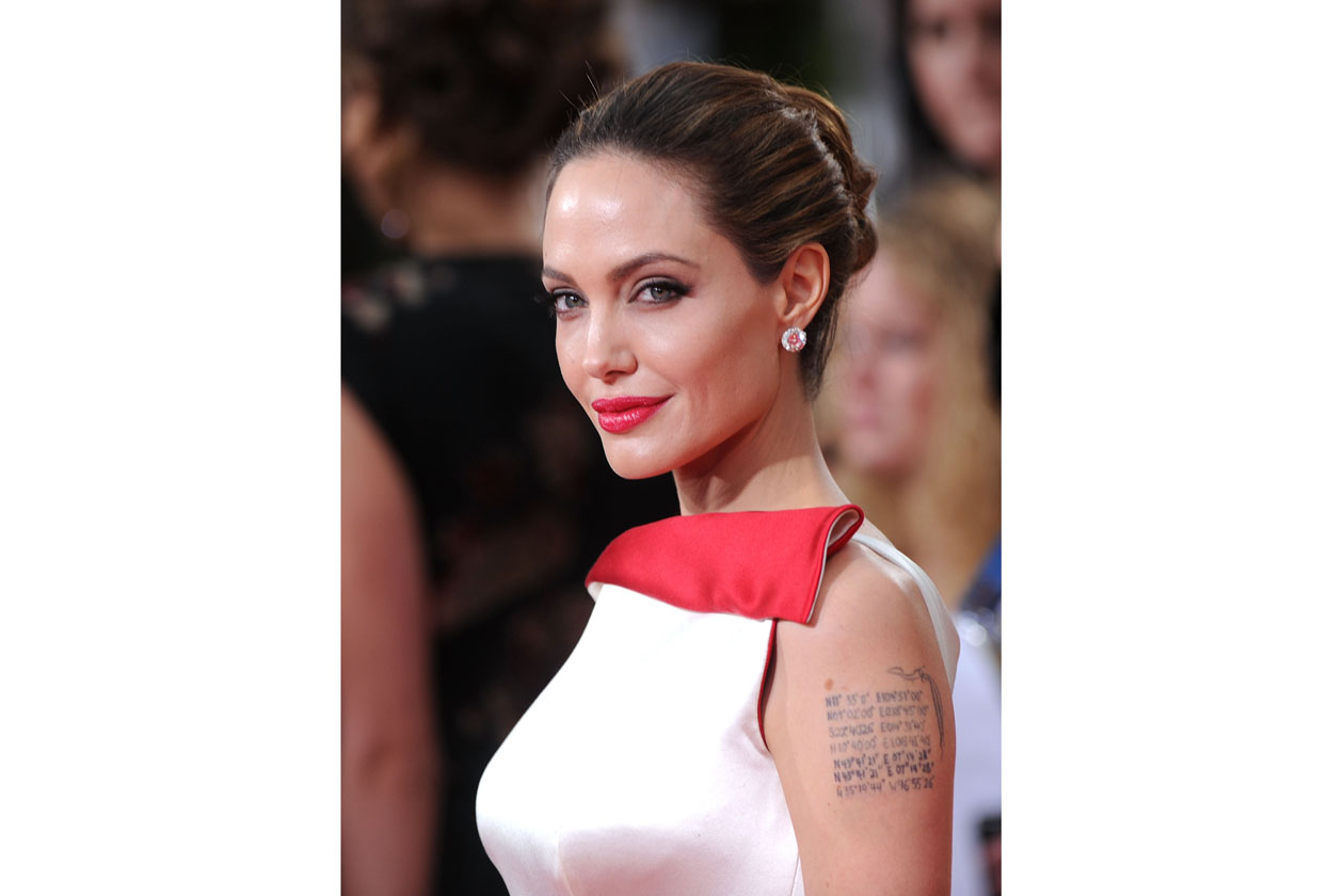 Uno dei migliori look sfoggiati da Angelina Jolie: il rossetto è abbinato al long dress (2012)