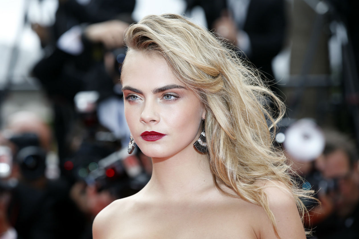 Cara Delevingne gioca molto con i punti luce per ingrandire l’occhio