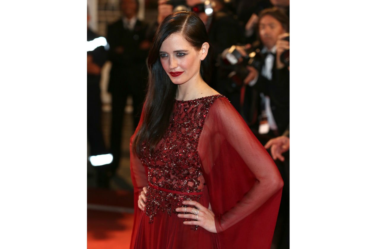 Eva Green: chioma di lato e look totally red per la serata