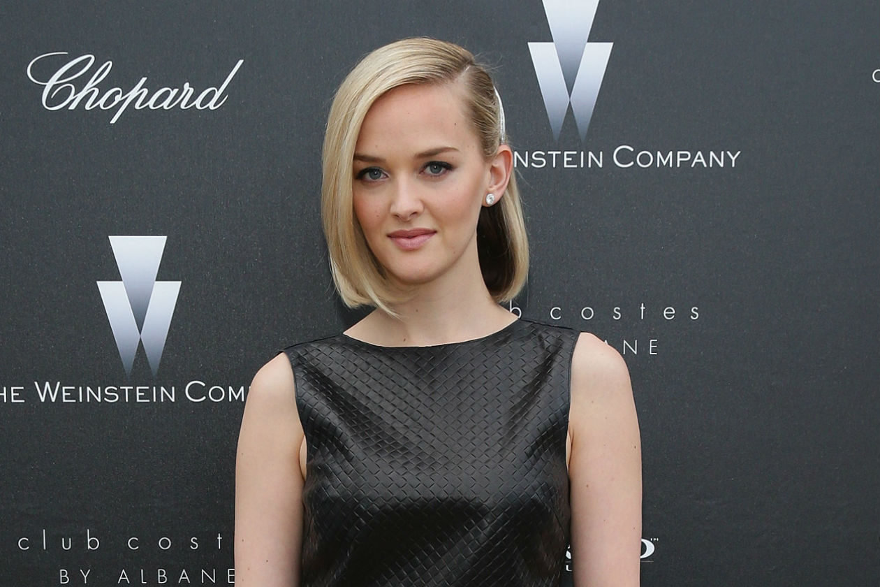 Jess Weixler aggiunge un accessorio di lato